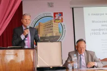 Виктор Остроглазов, доктор медицинских наук, заслуженный врач РФ, представляет биографию профессора, своего учителя Ануфриева А.К.